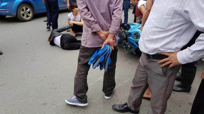 ha noi: xe z100 tong 2 nu 'ninja' bay 5m gay tranh cai - 5